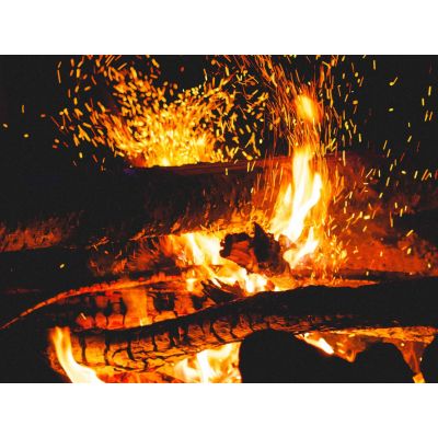 Should logs crackle in a fire?
